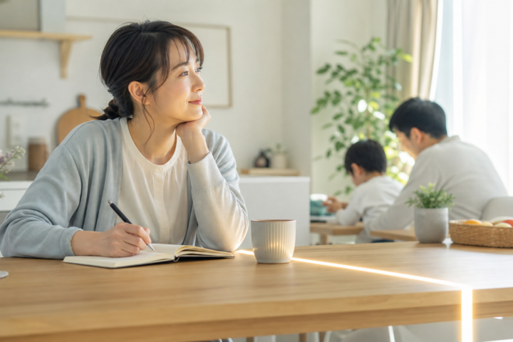 家庭で救世主役を背負いすぎる心理と境界線を表す、家族と内省のアイキャッチ画像
